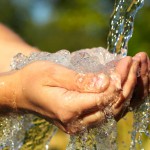 Wasser trinken - Kind trinkt gesundes Wasser